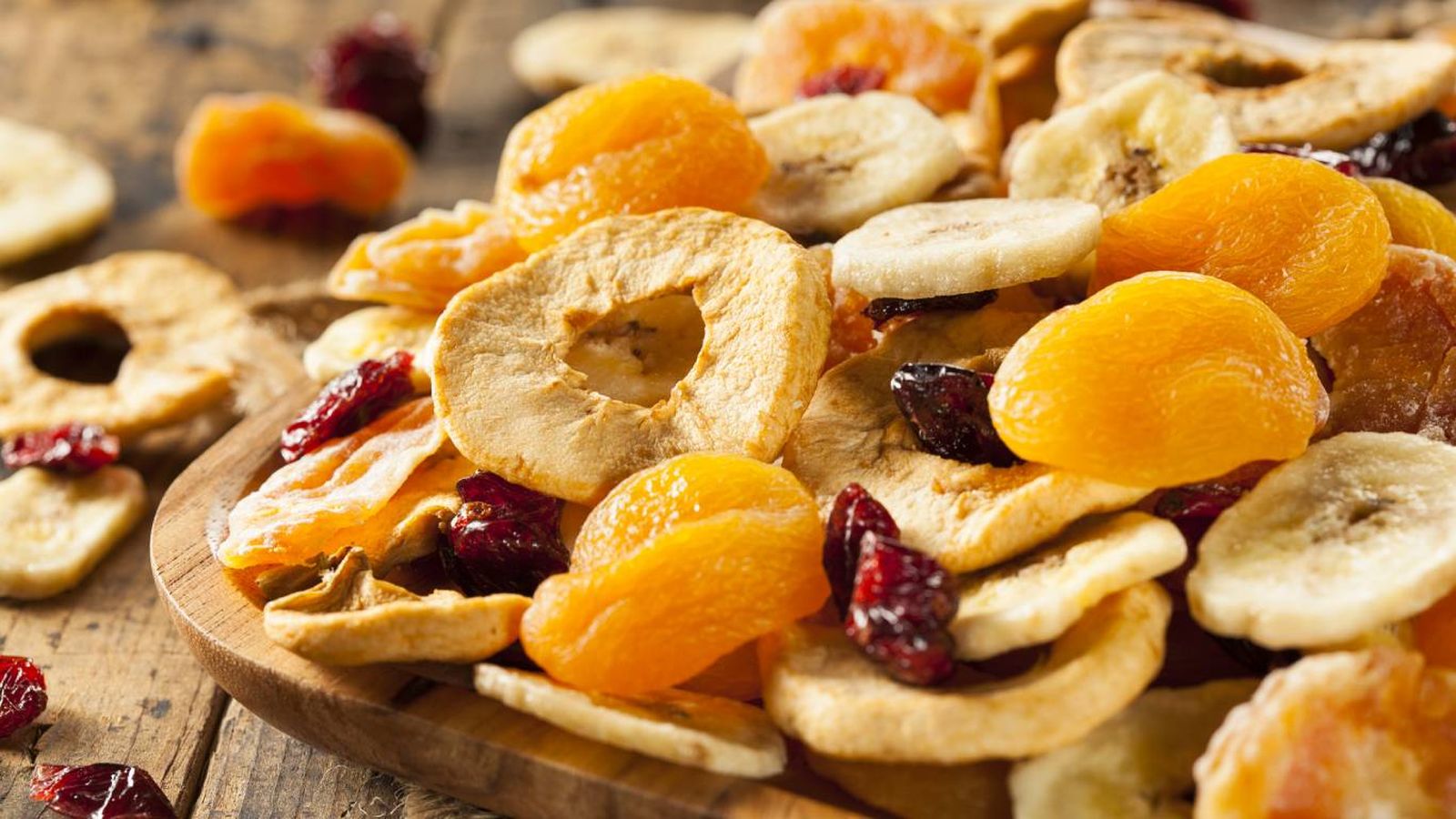 Chips de frutas deshidratadas caseros: una alternativa natural a las chuches.