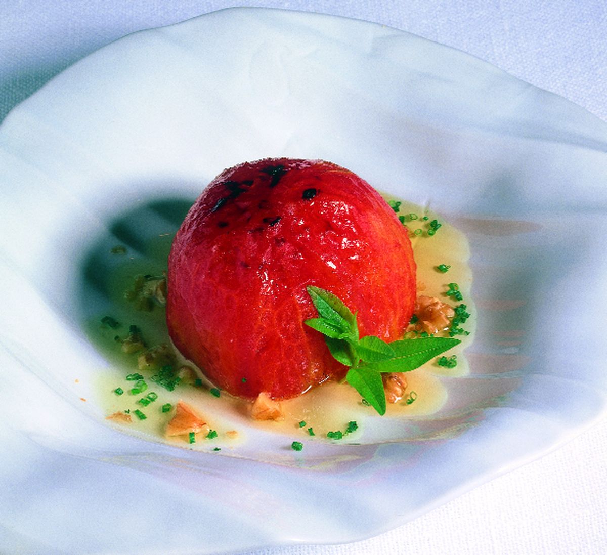 Tomate relleno de queso ahumado