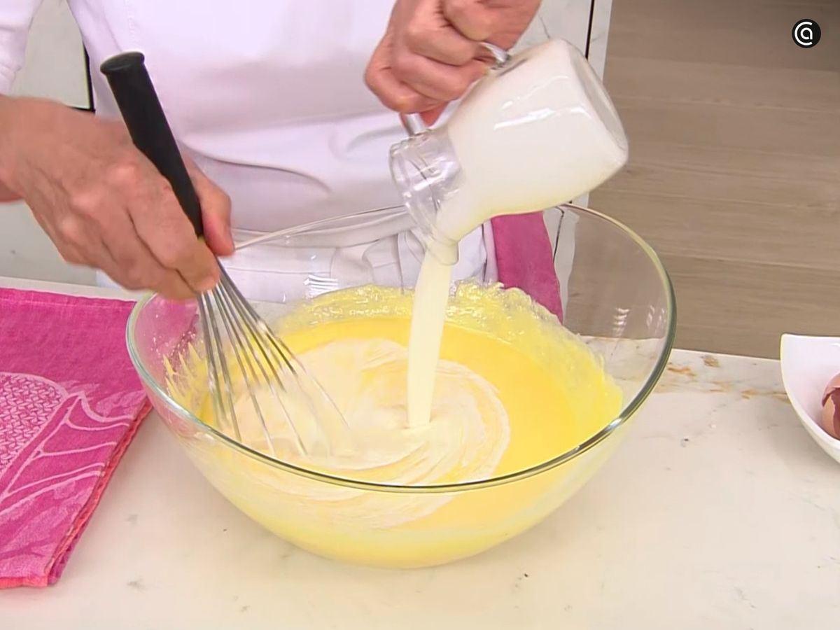 Incorpora la nata líquida mientras remueves