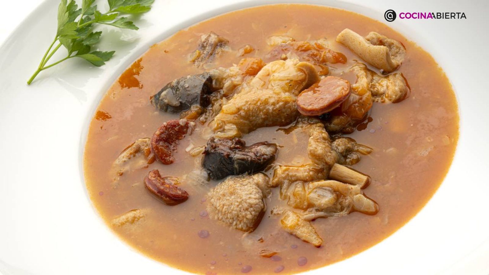 Un guiso de callos bien ligado, cocinado lentamente hasta alcanzar la textura melosa que define a este clásico.