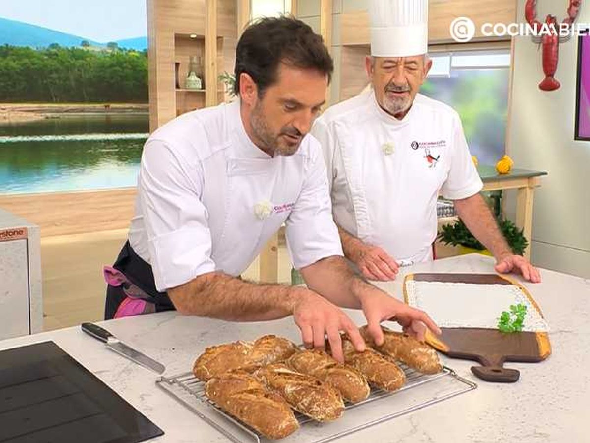 Deja que los panes de muesli se enfríen en una rejilla