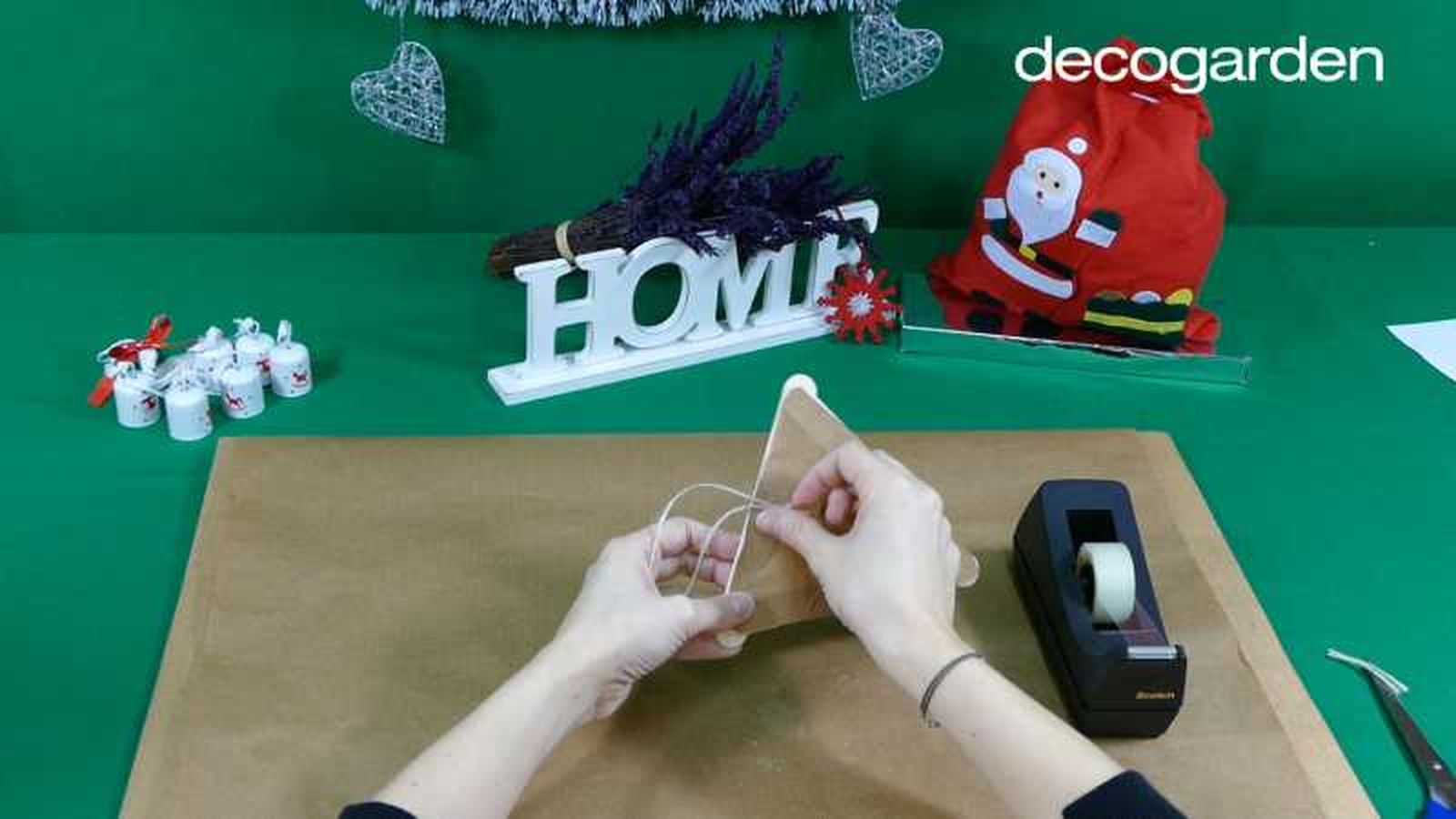 Pegando una cuerda detrás del reno de Navidad con palos de helado. Pegando una cuerda detrás del reno de Navidad con palos de helado.