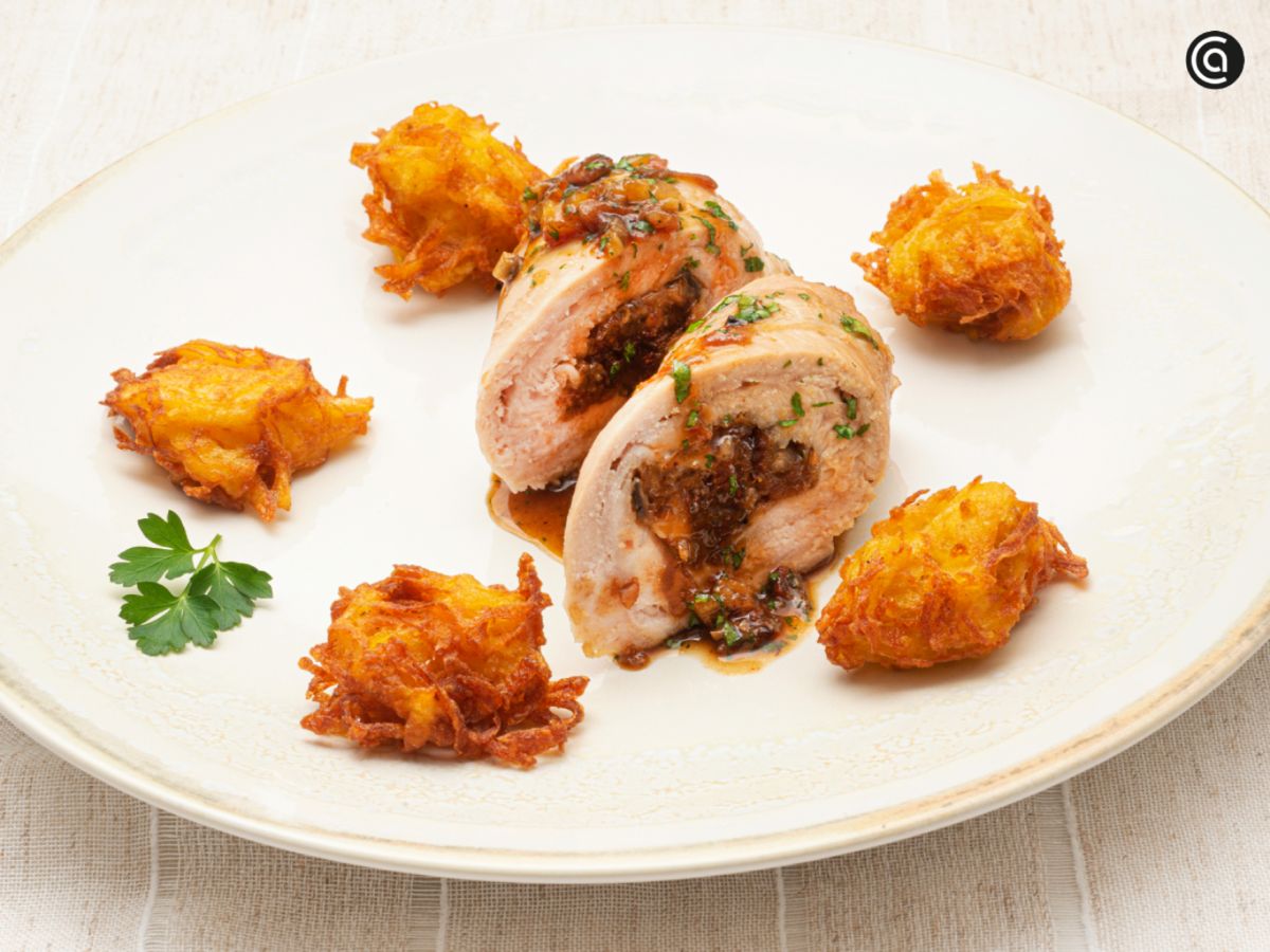 El pavo relleno con dátiles y champiñones demuestra cómo este fruto aporta un toque suave y aromático a las carnes.