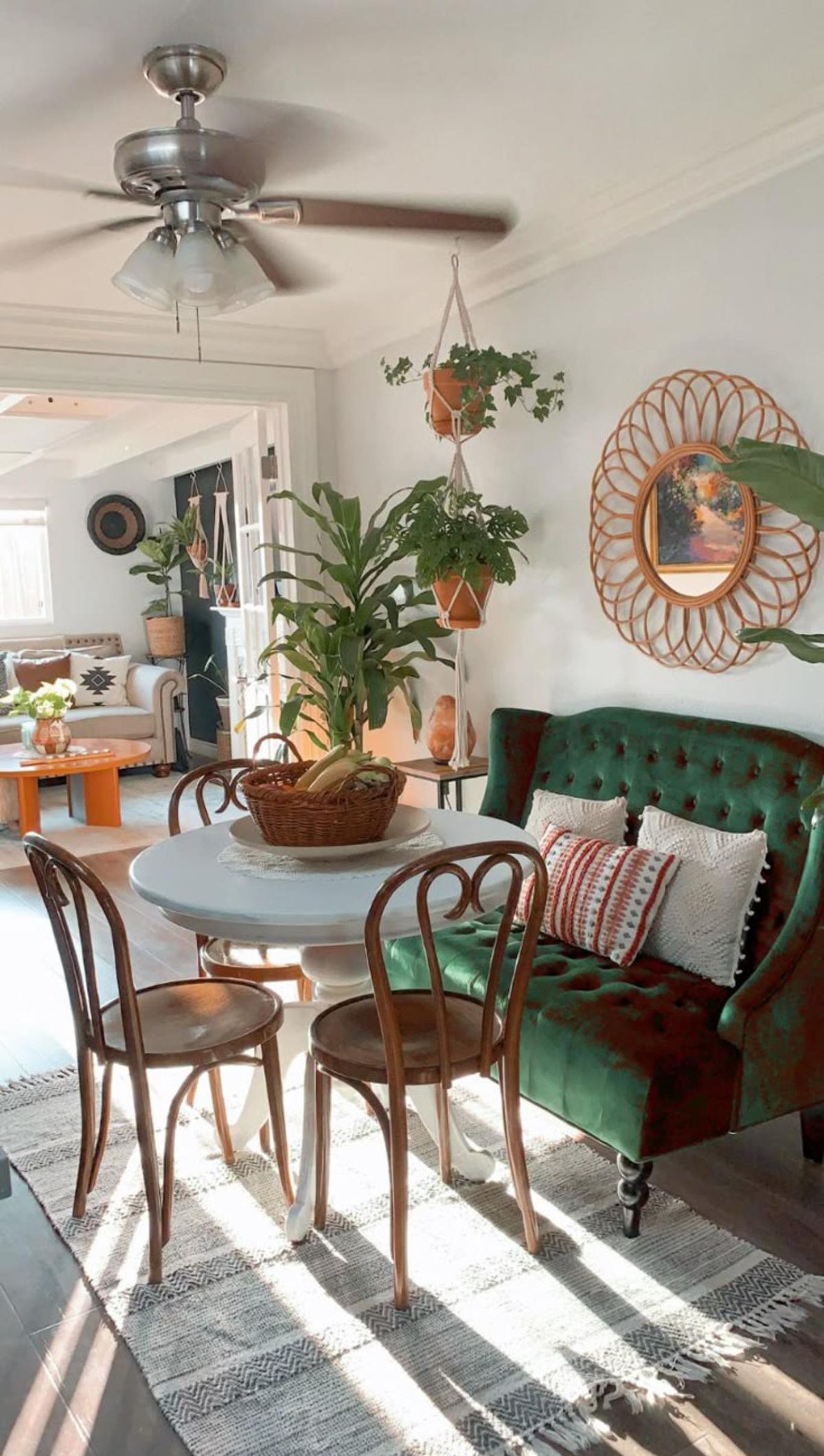 Salón comedor con un espejo de fibras naturales para ganar amplitud.