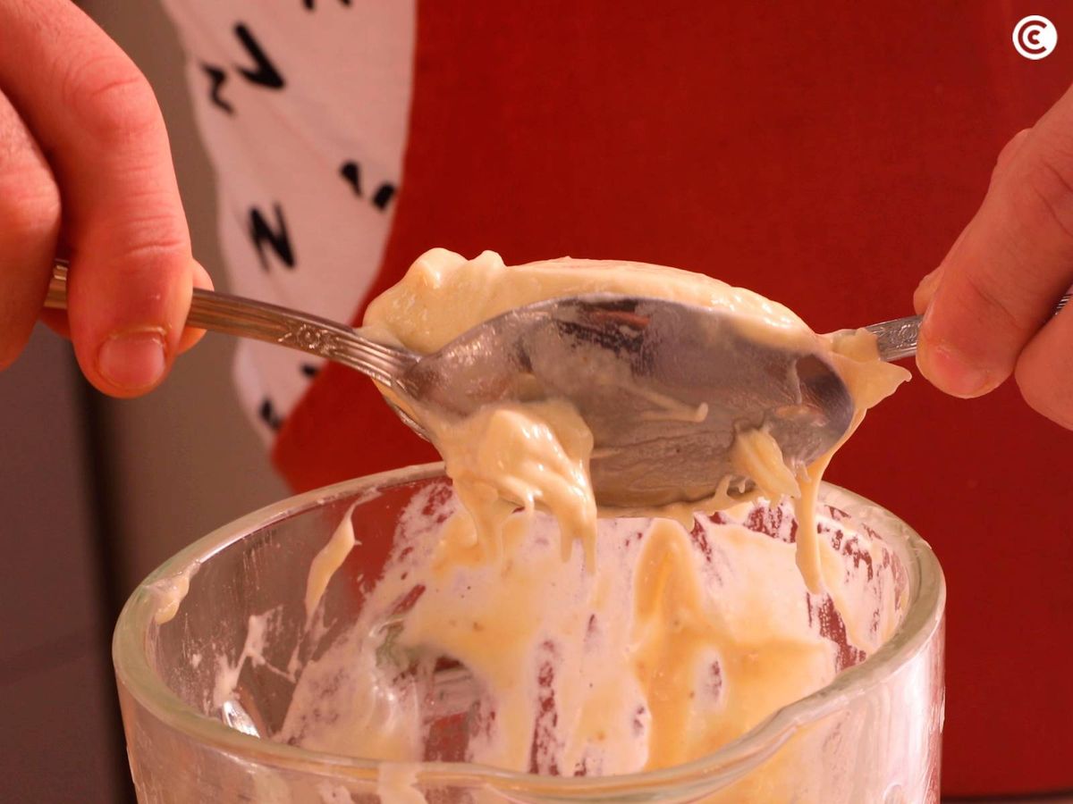 Sirve el helado de plátano