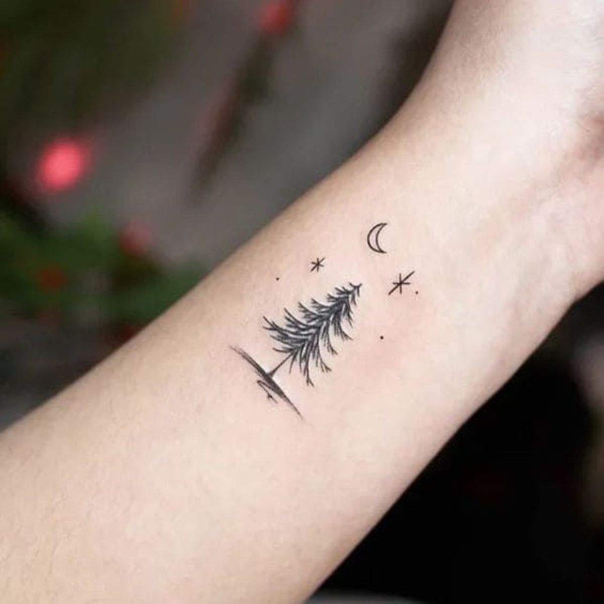 Pequeño tatuaje de árbol de Navidad