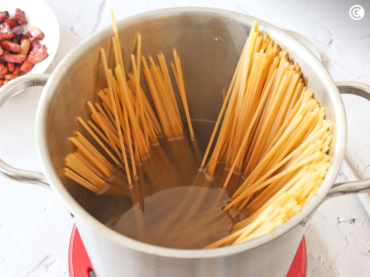 Cocer los spaghetti para hacer a la amatriciana