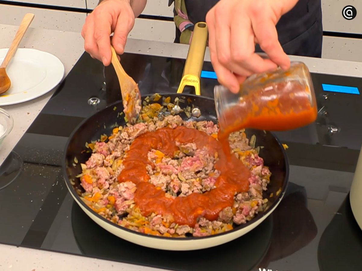 Cocina la carne con las hortalizas y deja que la salsa de tomate ligue bien el conjunto