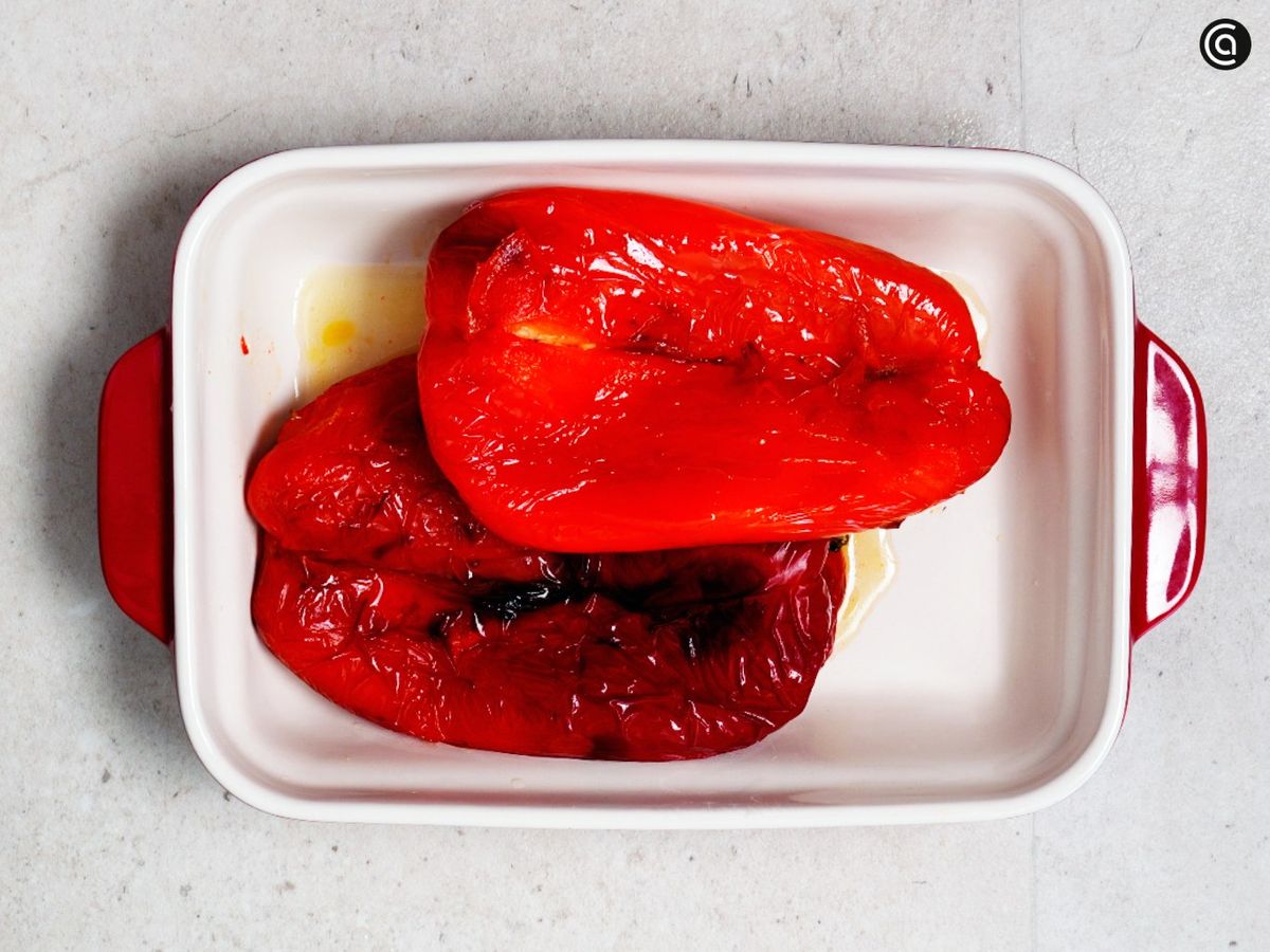 Cubre los pimientos asados con papel de aluminio y déjalos reposar