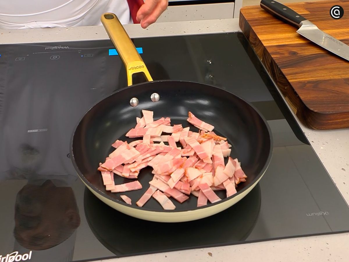 Fríe la panceta hasta que tome color y resérvala