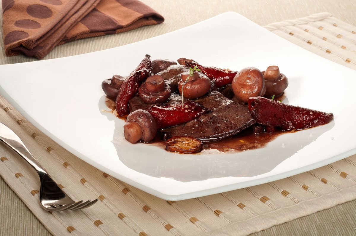 1349 Hígado de ternera al vino tinto con champiñones (533) xl