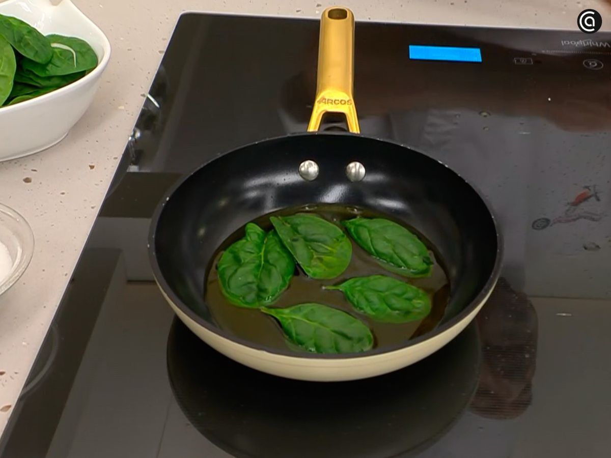 Cocina las hojas de espinaca a fuego bajo