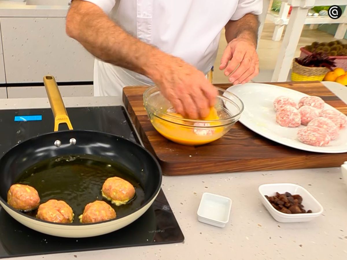 Da forma a las albóndigas y fríelas hasta que estén doradas