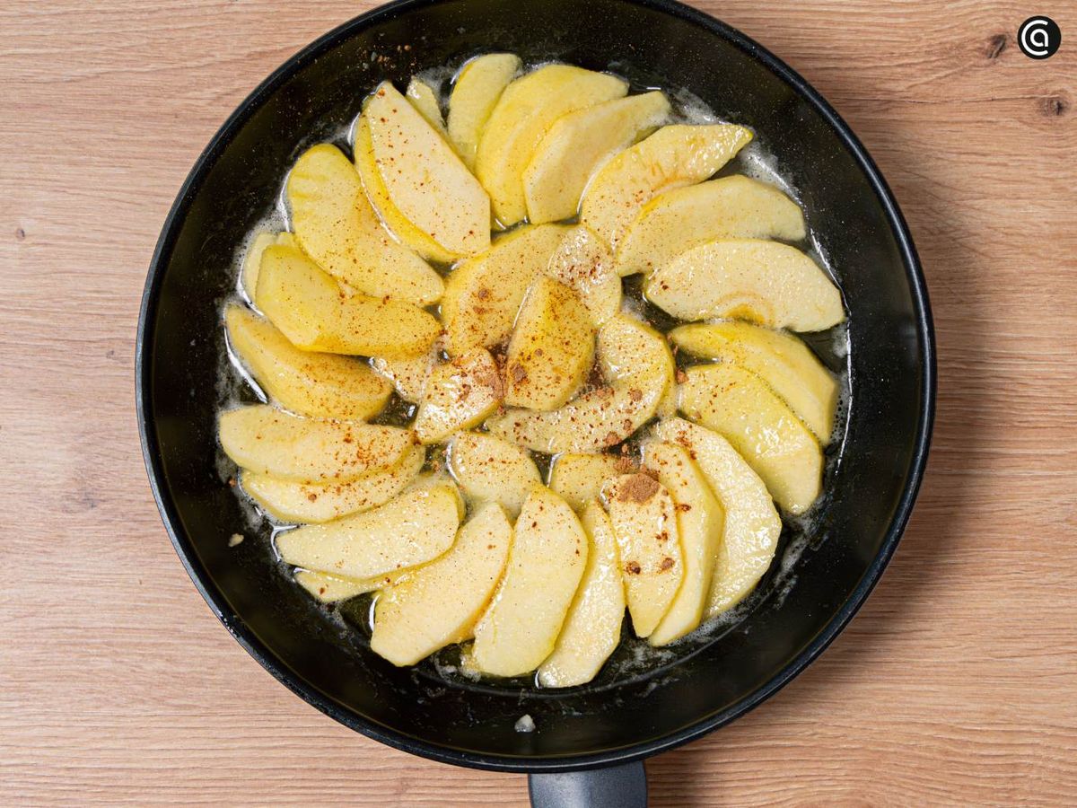Pon las manzanas en la sartén, deja que se caramelicen y espolvorea canela