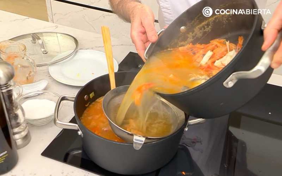 Cuela el caldo de pescado