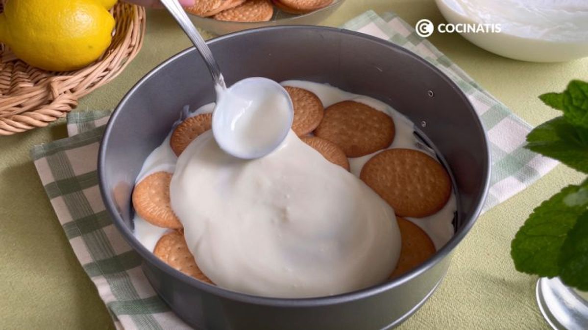 Intercalamos las galletas y la crema de limón para montar la carlota
