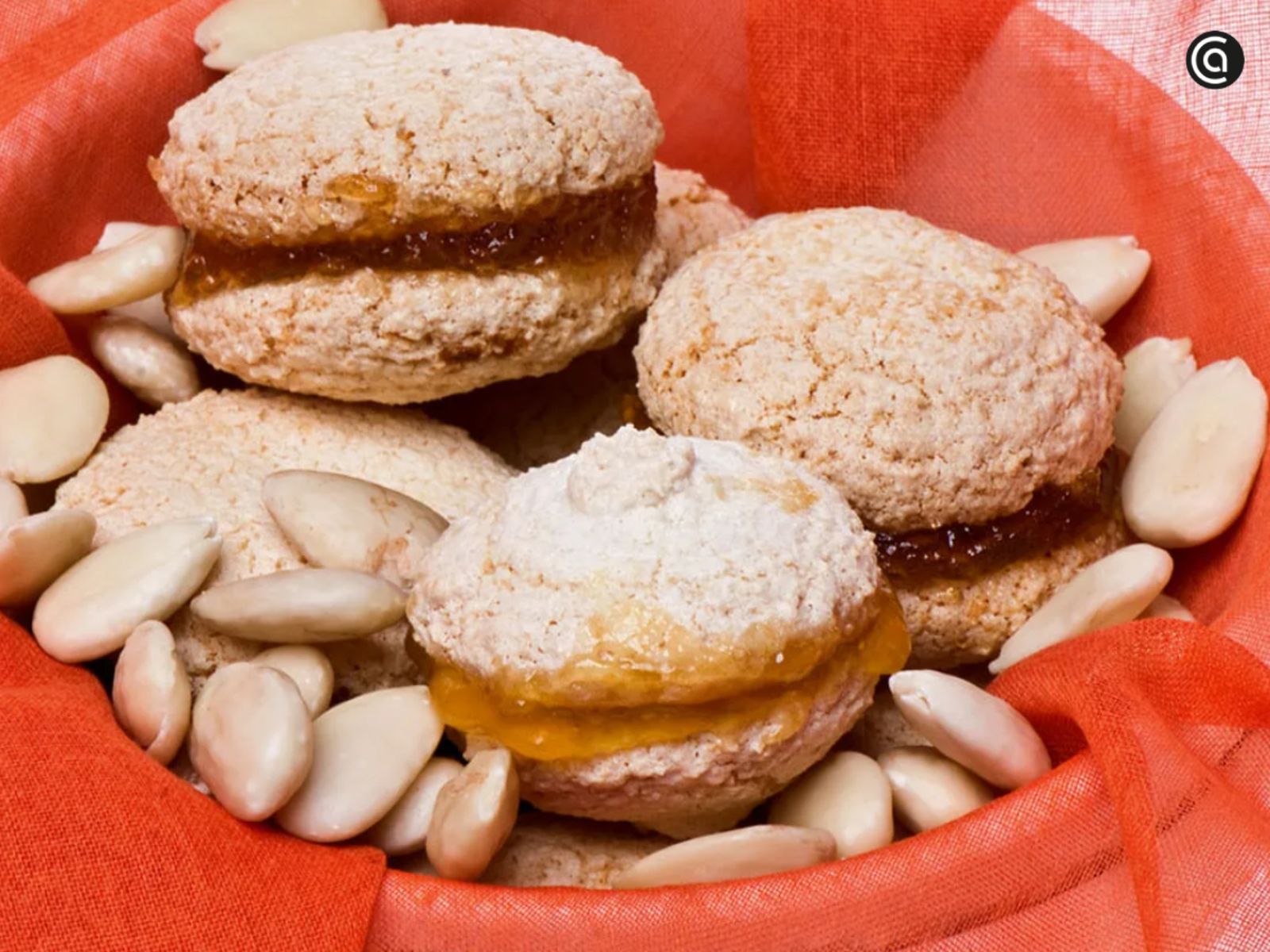 Pastas artesanales de almendra y azúcar, herederas de la repostería conventual y perfectas para acompañar el café.