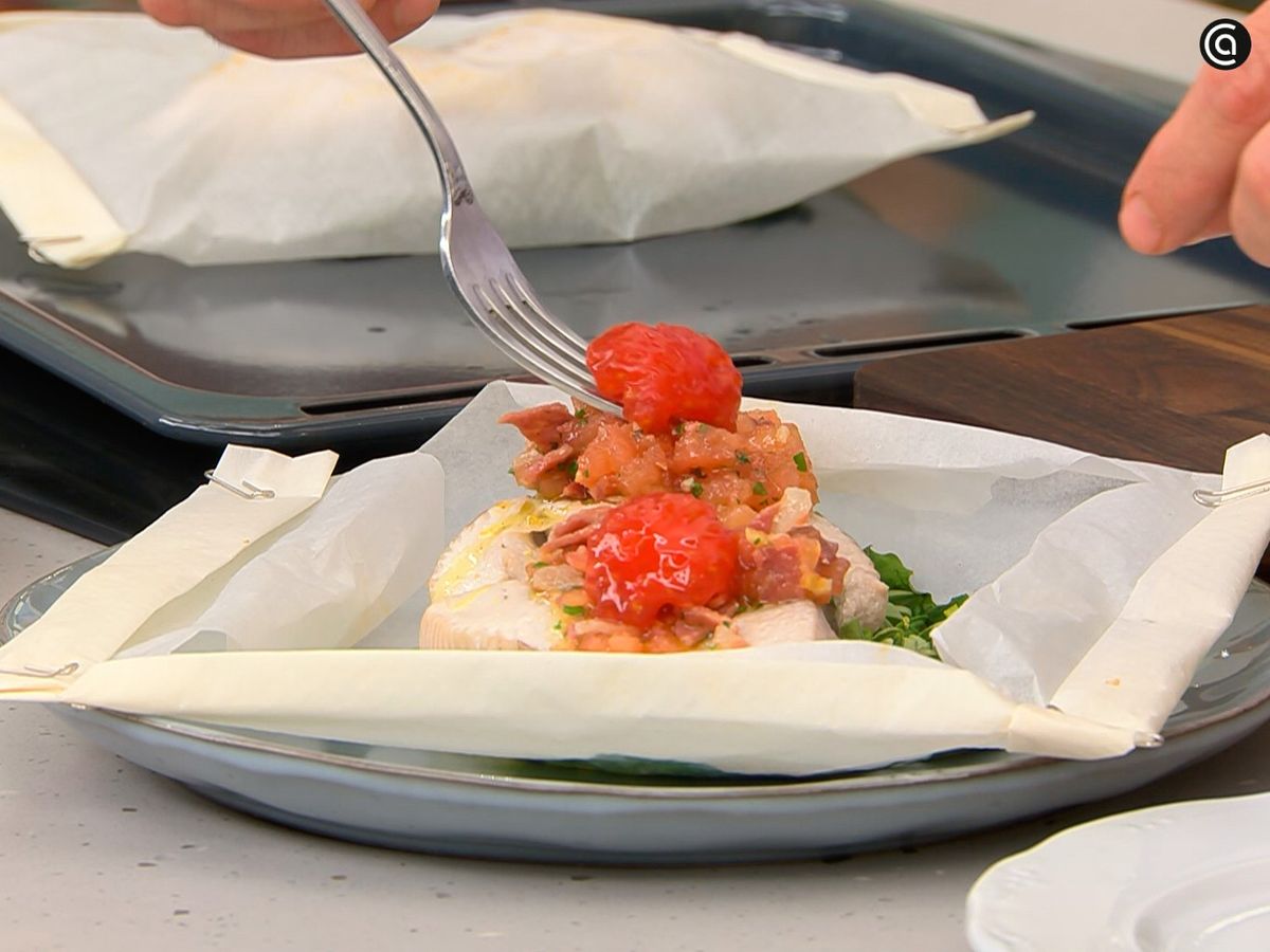 Abre el papillote, aliña con la vinagreta y pon el caviar de tomate