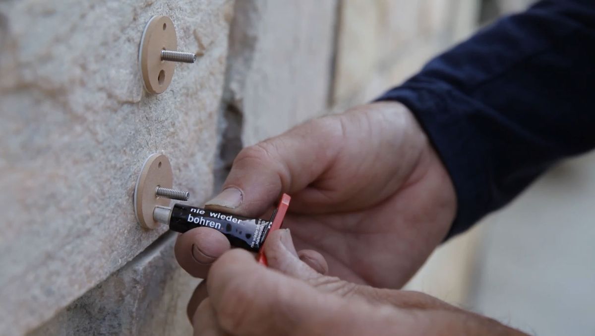 Cómo colocar un tornillo adhesivo paso 5