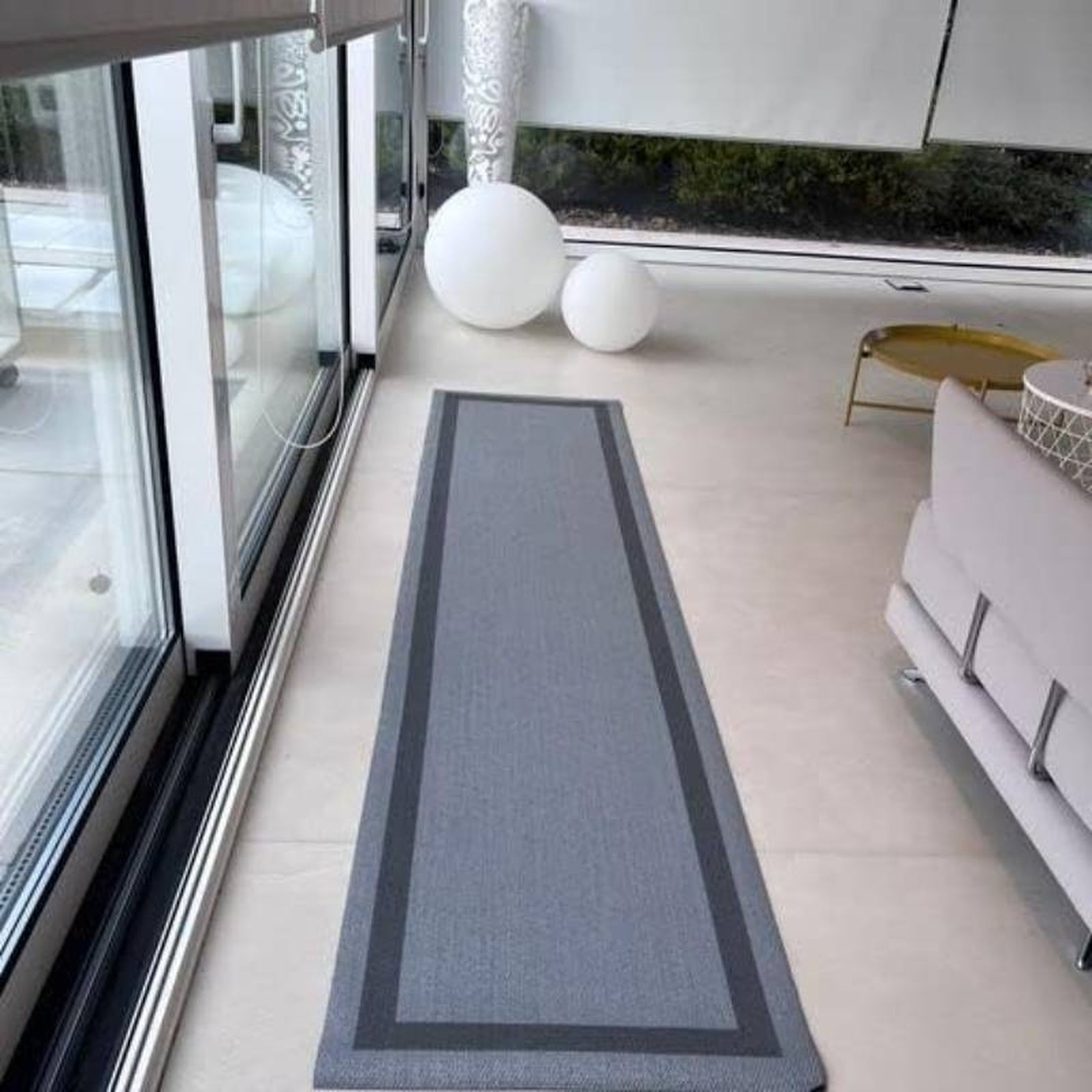 Alfombra de vinilo GRECA en formato alargado y color plata. Alfombra de vinilo GRECA en formato alargado y color plata.