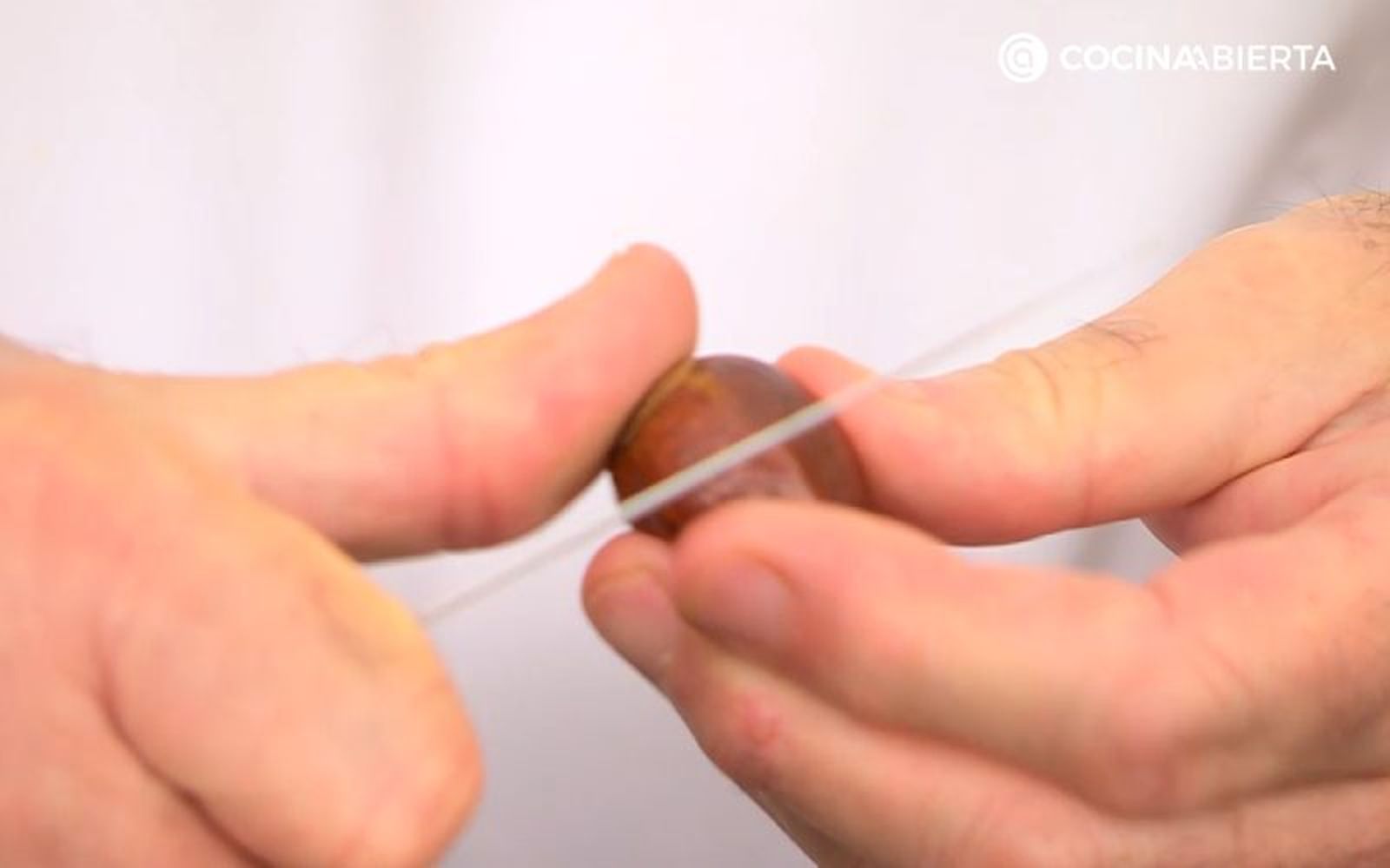 Haz un corte en la cáscara de cada castaña Haz un corte en la cáscara de cada castaña