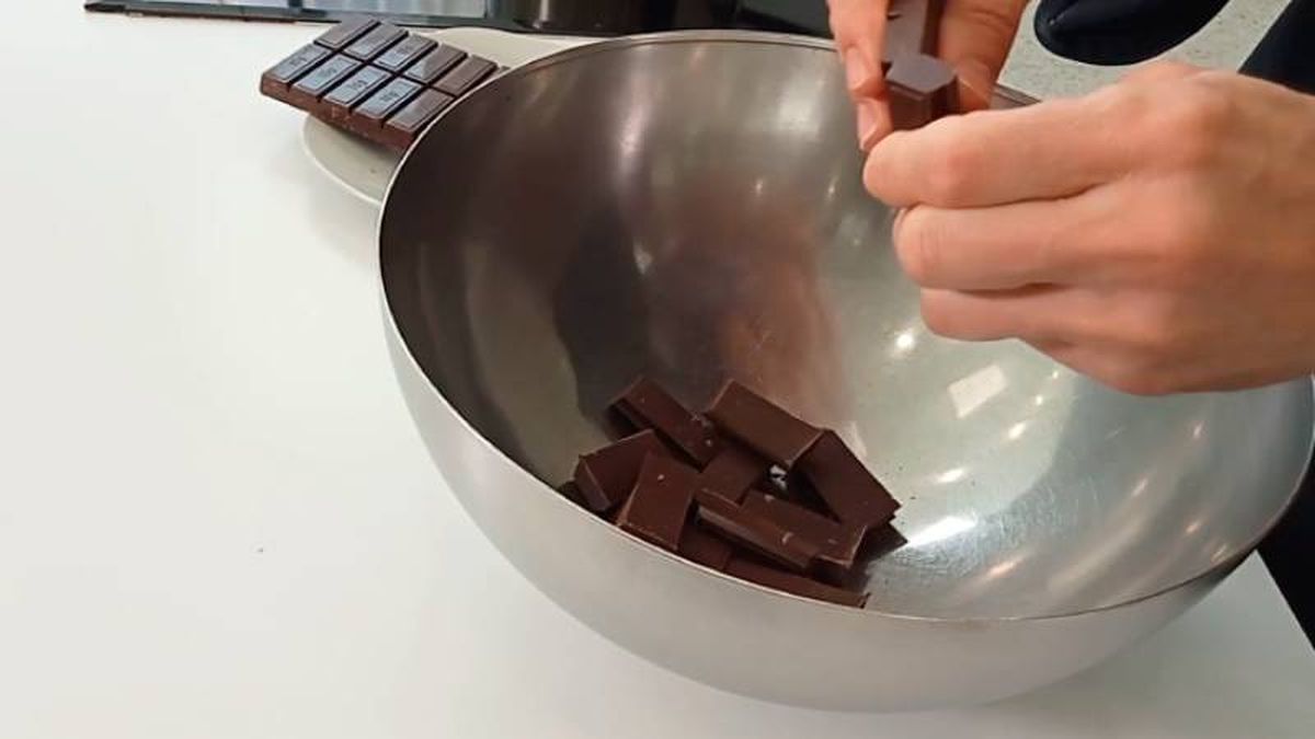Funde el chocolate al baño maría y prepara los ingredientes
