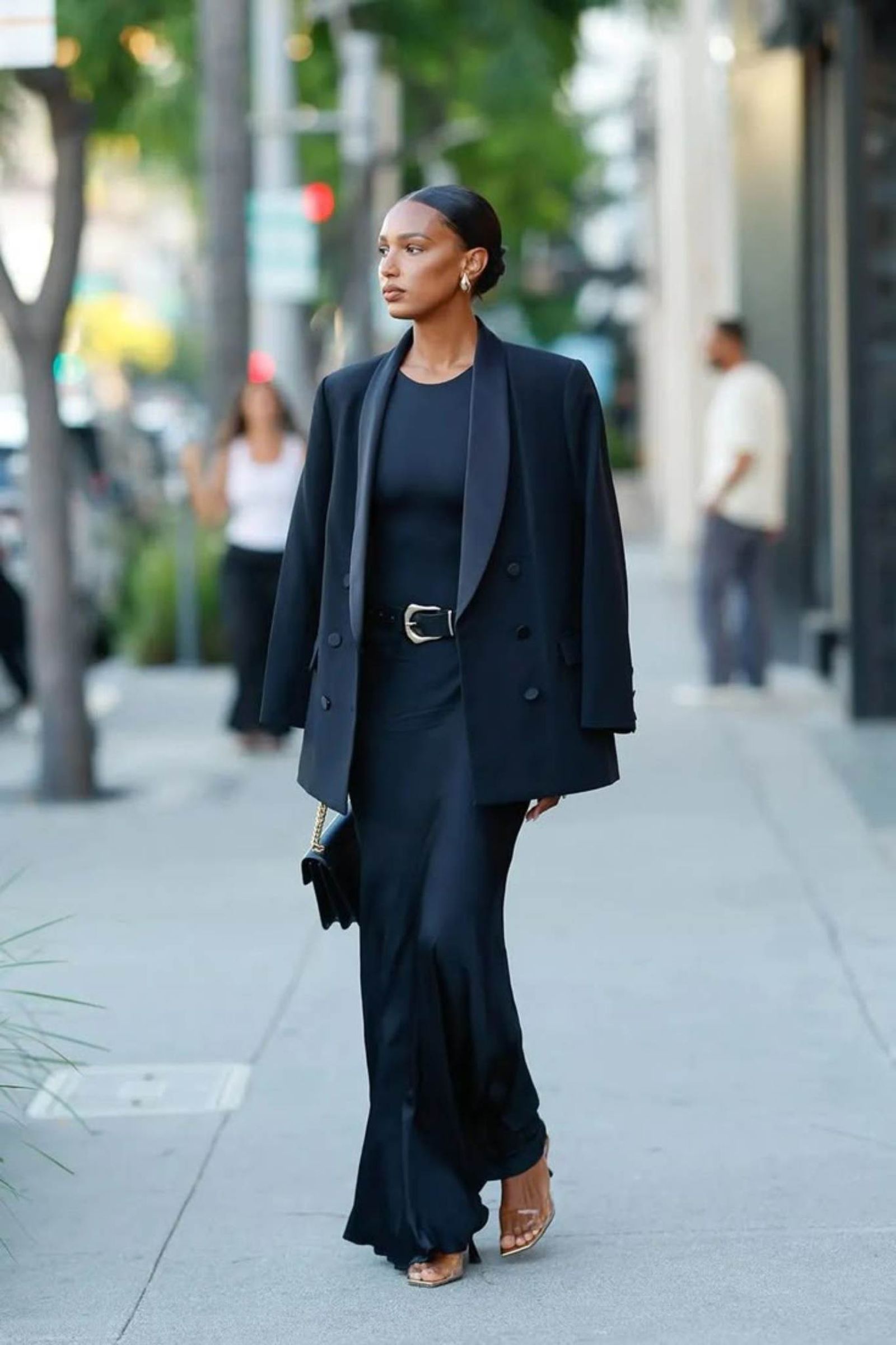Total look en negro de falda satinada y blazer. Total look en negro de falda satinada y blazer.