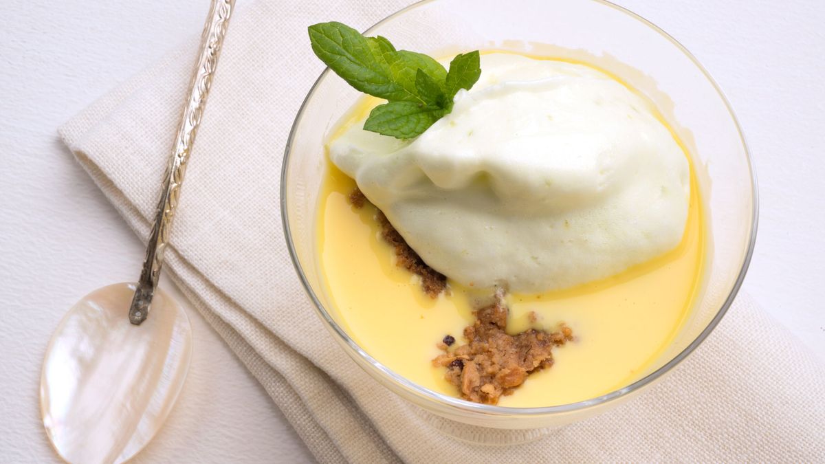Natillas con merengue de lima y crumble de avellana, receta de Eva Arguiñano