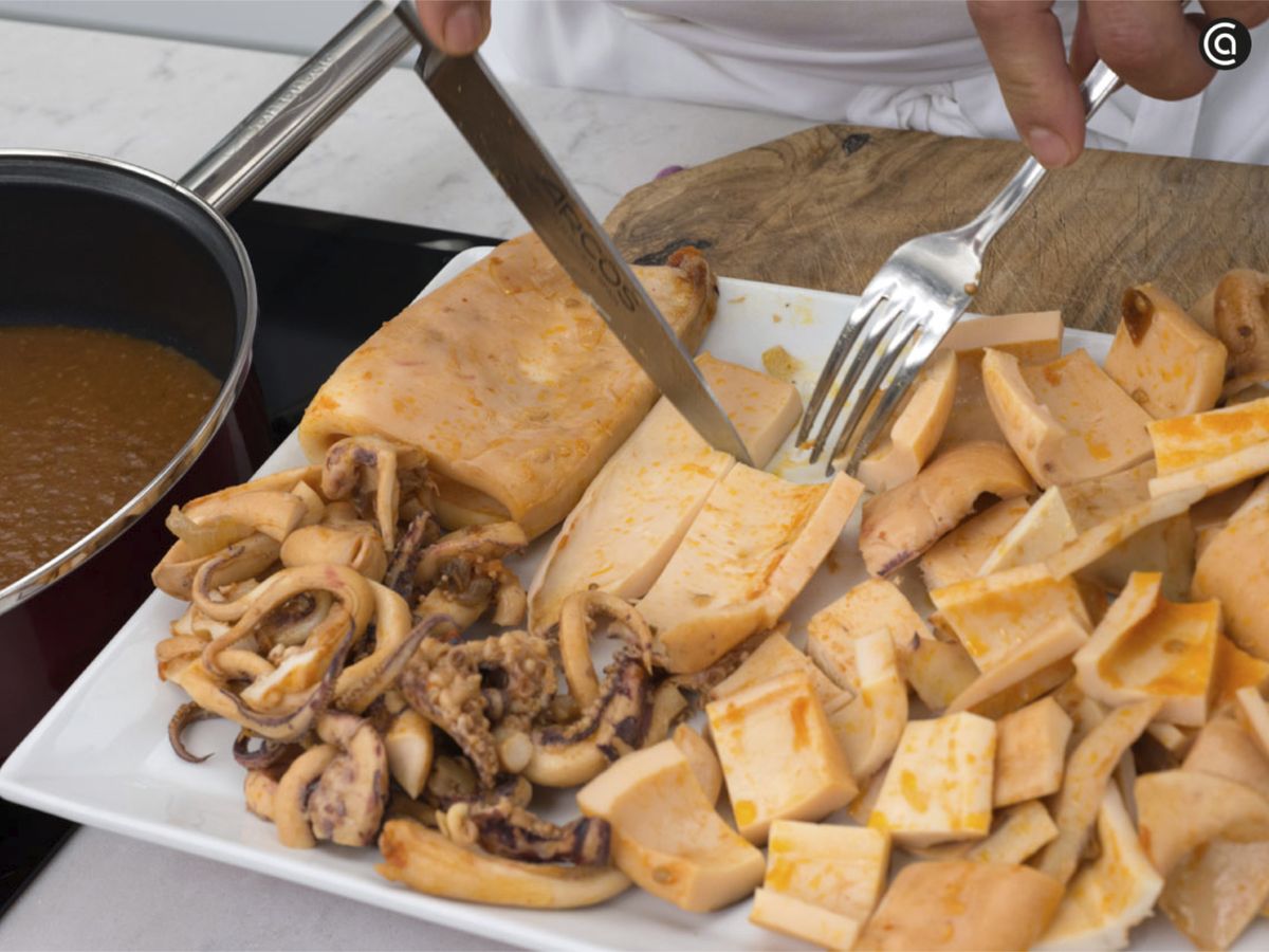 Trocea los calamares cocidos