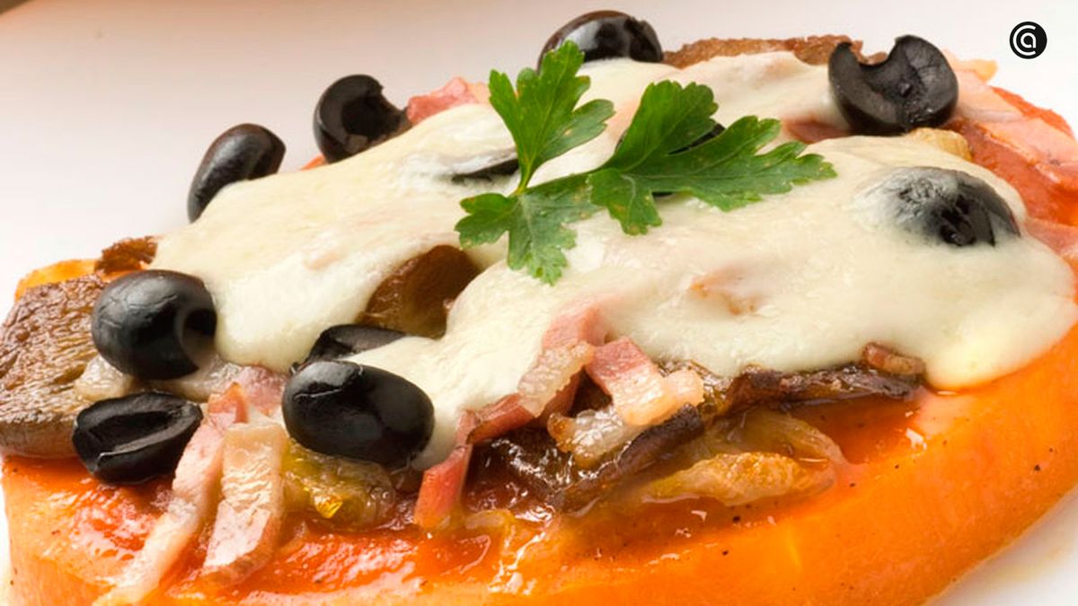 Lo bueno de la pizza, incluso de la de calabaza, es que puedes añadirle todos los ingredientes que quieras