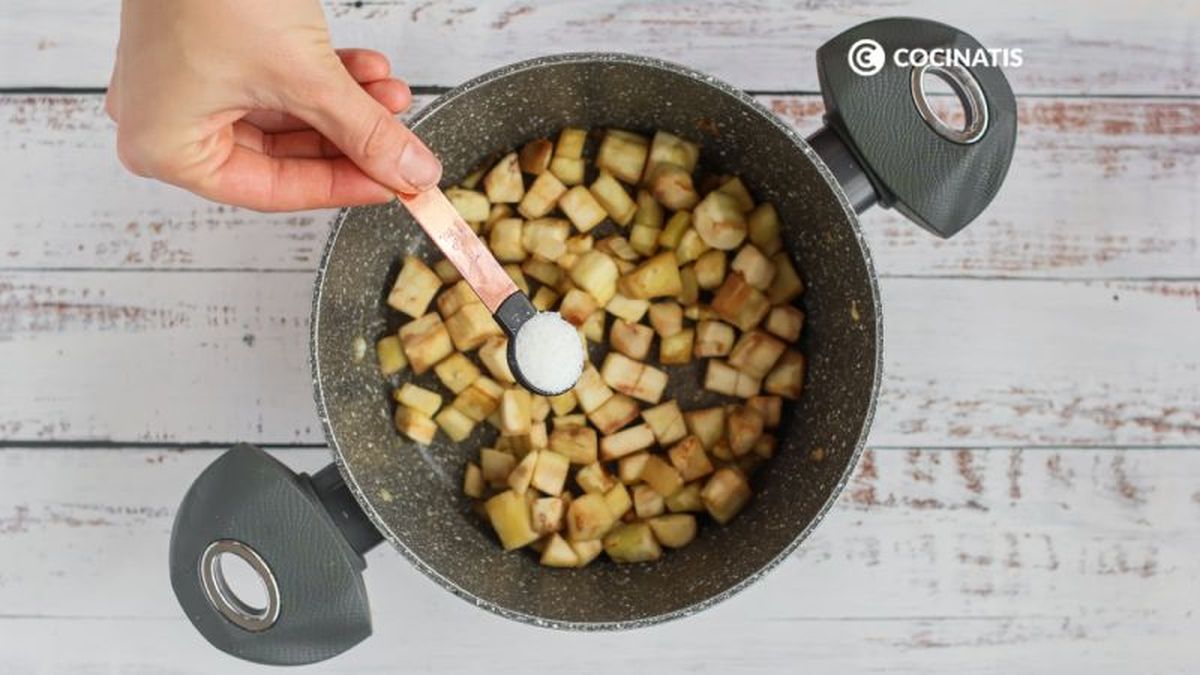 Sofreímos la berenjena con un poco de sal