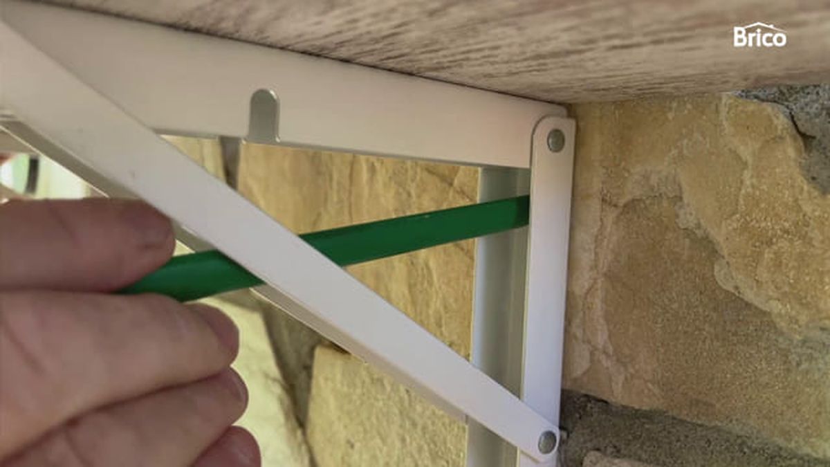 Bricomania 010 colgar una mesa plegable para balcón paso1