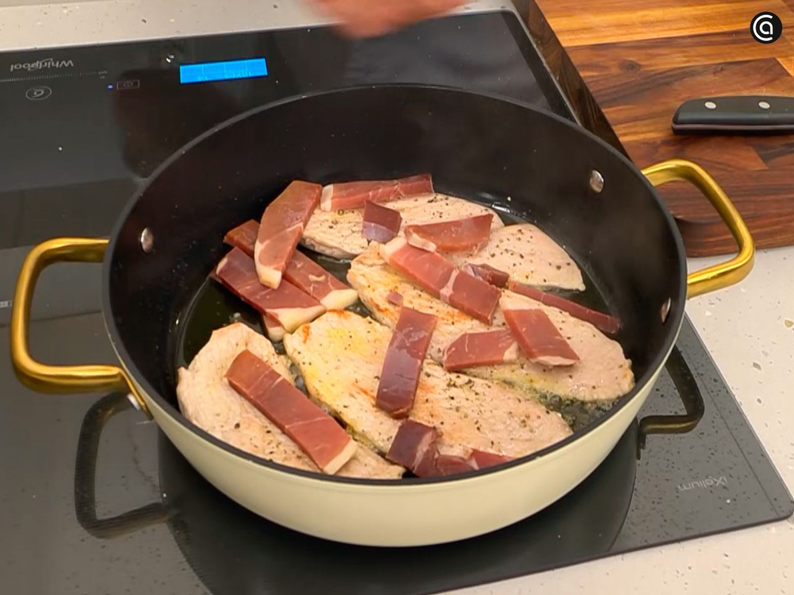 En una tartera, fríe los filetes de cerdo y las lonchas de jamón En una tartera, fríe los filetes de cerdo y las lonchas de jamón