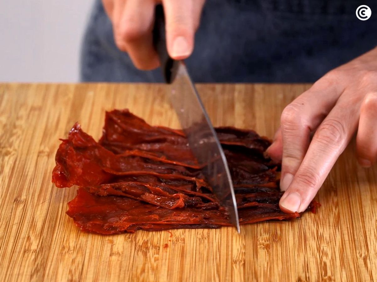 Sacar la carne de los pimientos choriceros para hacer la salsa vizcaína