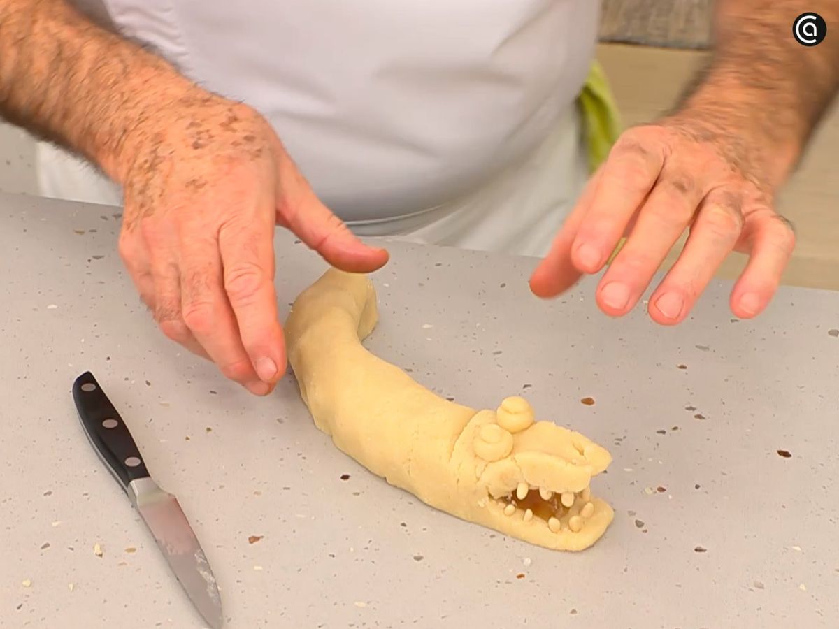 Moldea el cuerpo del cocodrilo y termina añadiendo los ojos