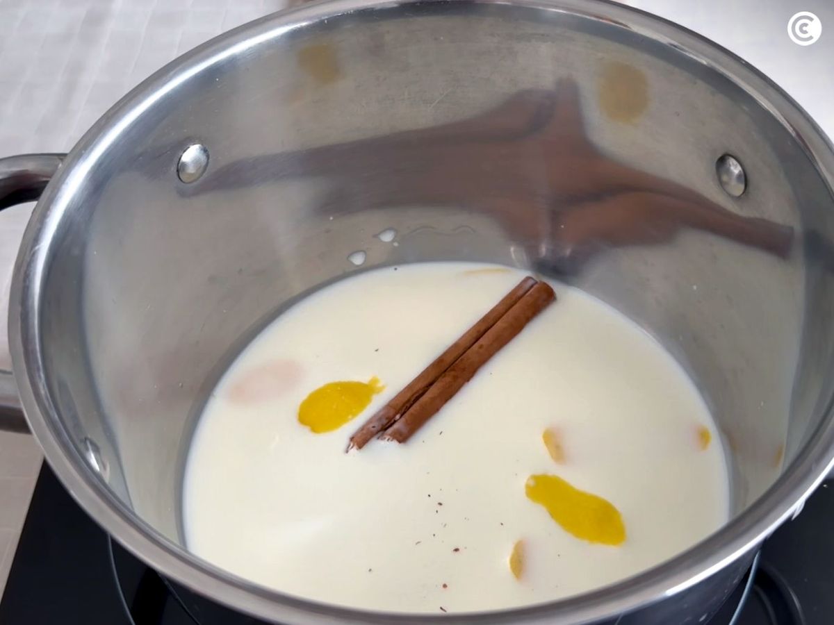 Infusionar la leche para hacer el helado de turrón