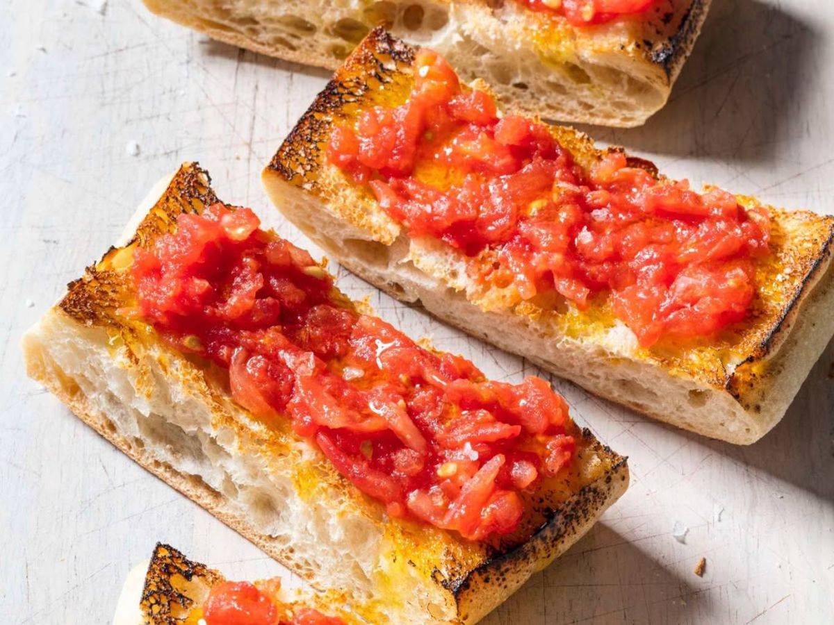 Versión rústica con pan de chapata: perfecto para absorber todo el sabor del tomate y el aceite.