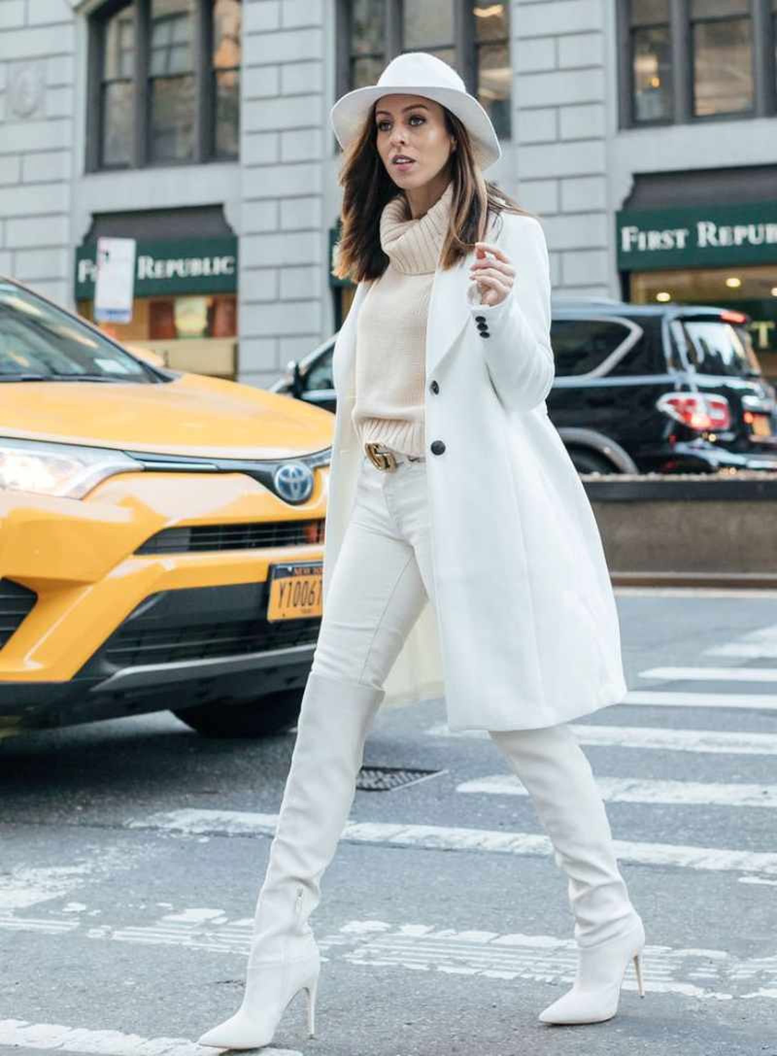Botas blancas altas sobre pantalón vaquero blanco