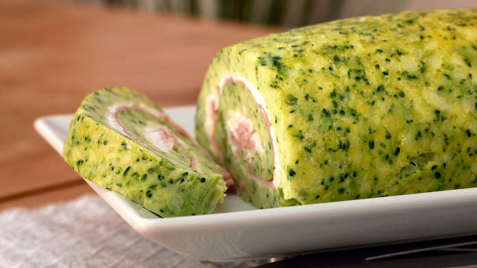 Receta de rollo de tortilla francesa con jamón, queso y brócoli  paso 7 Receta de rollo de tortilla francesa con jamón, queso y brócoli  paso 7