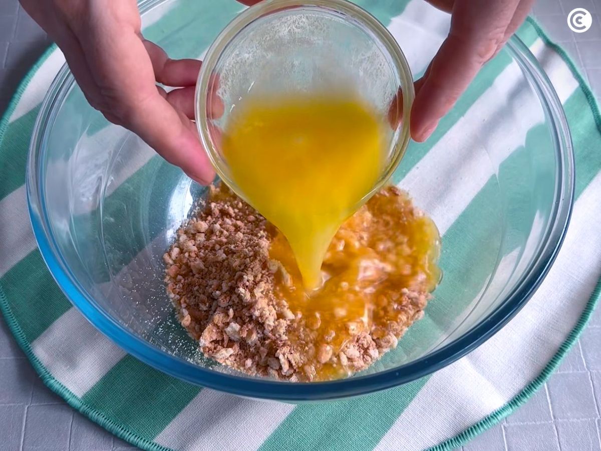 Mezclar las galletas trituradas con la mantequilla para la base del mousse de piña