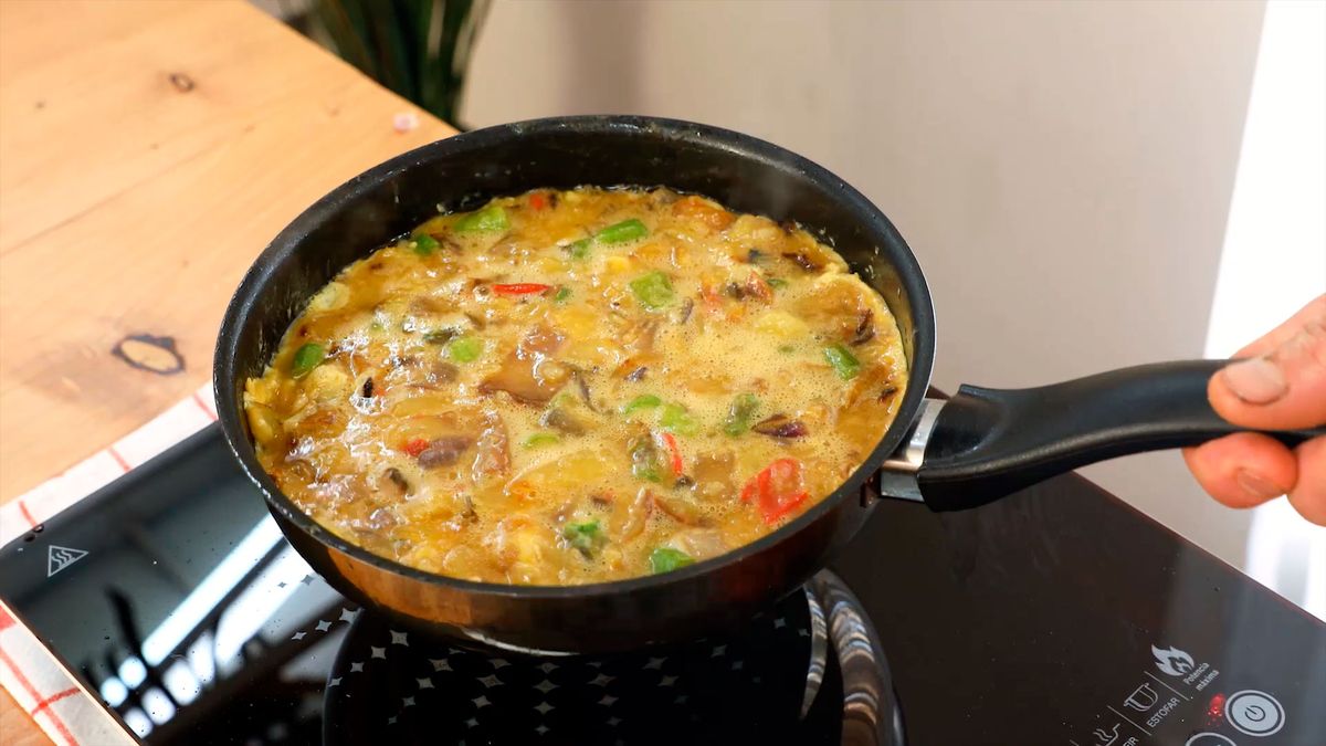 Tortilla de patatas con cebolla y espárragos trigueros   paso 5
