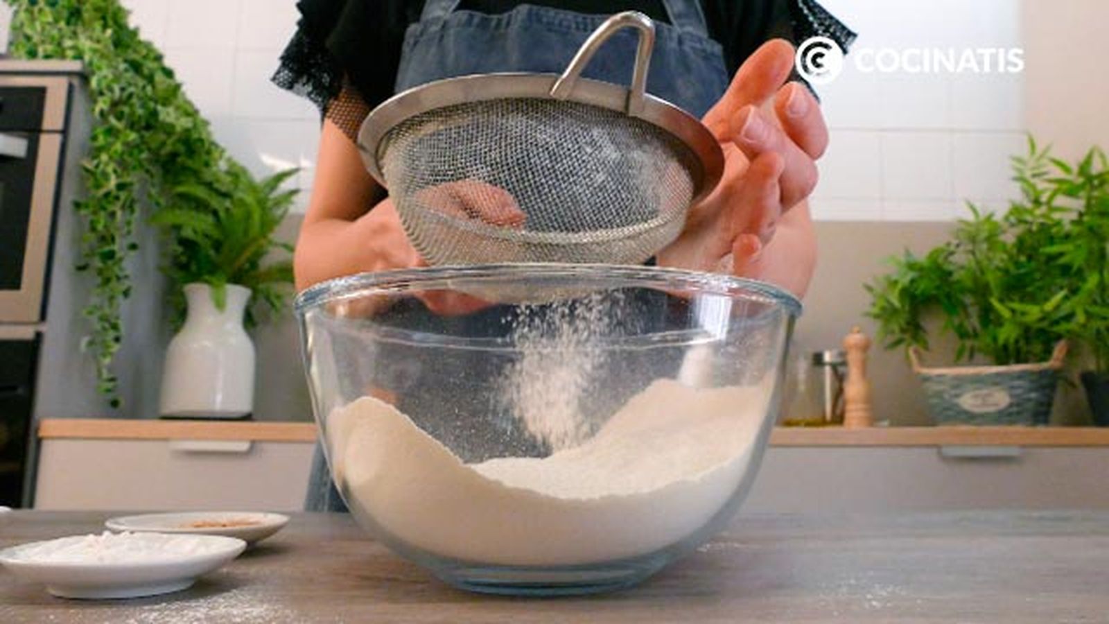 Tamiza la harina con ayuda de un colador Receta de magdalenas de calabaza, chocolate y nueces paso 2