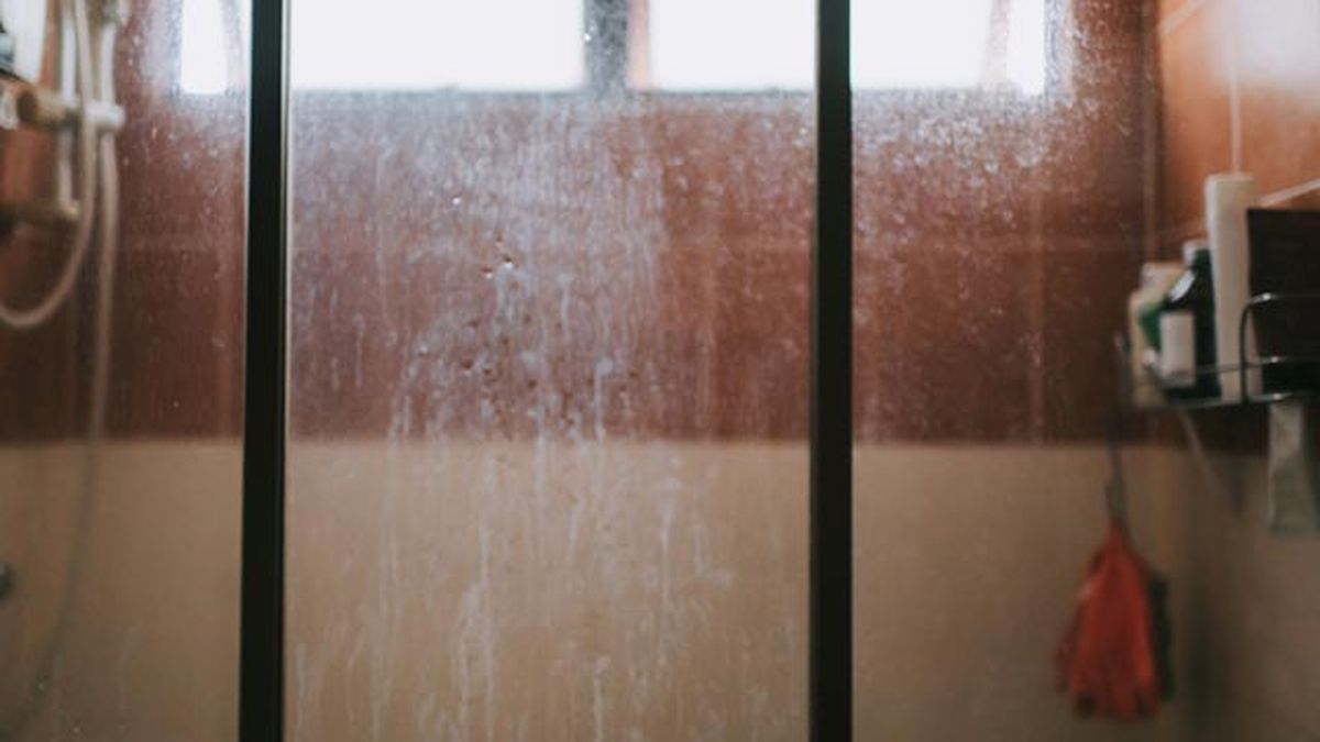 como limpiar la mampara de la ducha bano