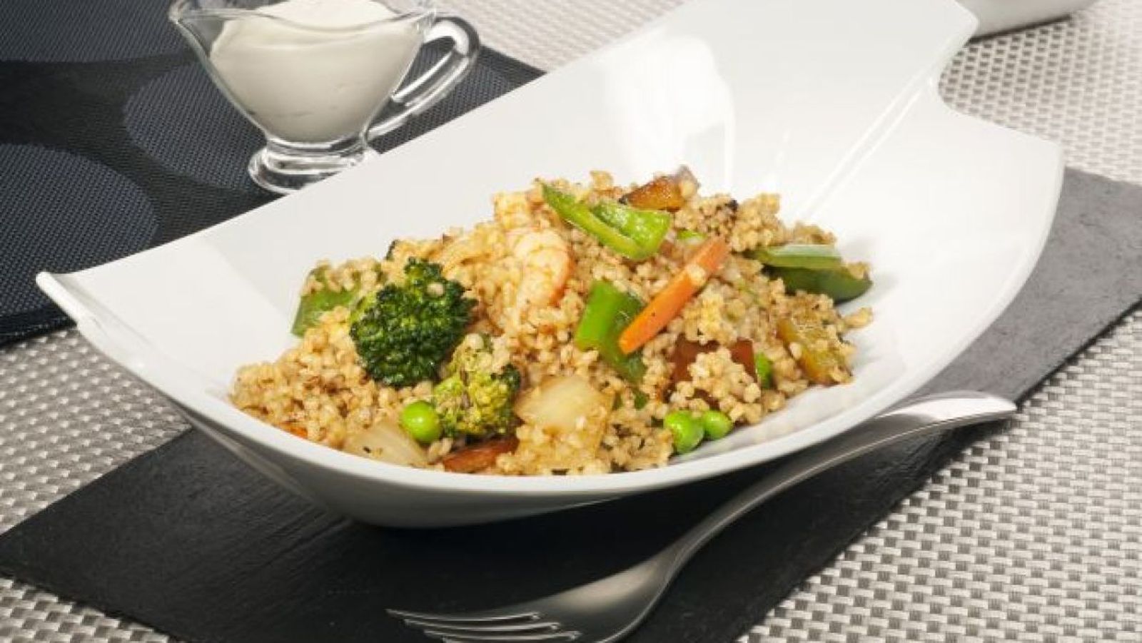 Wok de bulgur con verduras y gambas