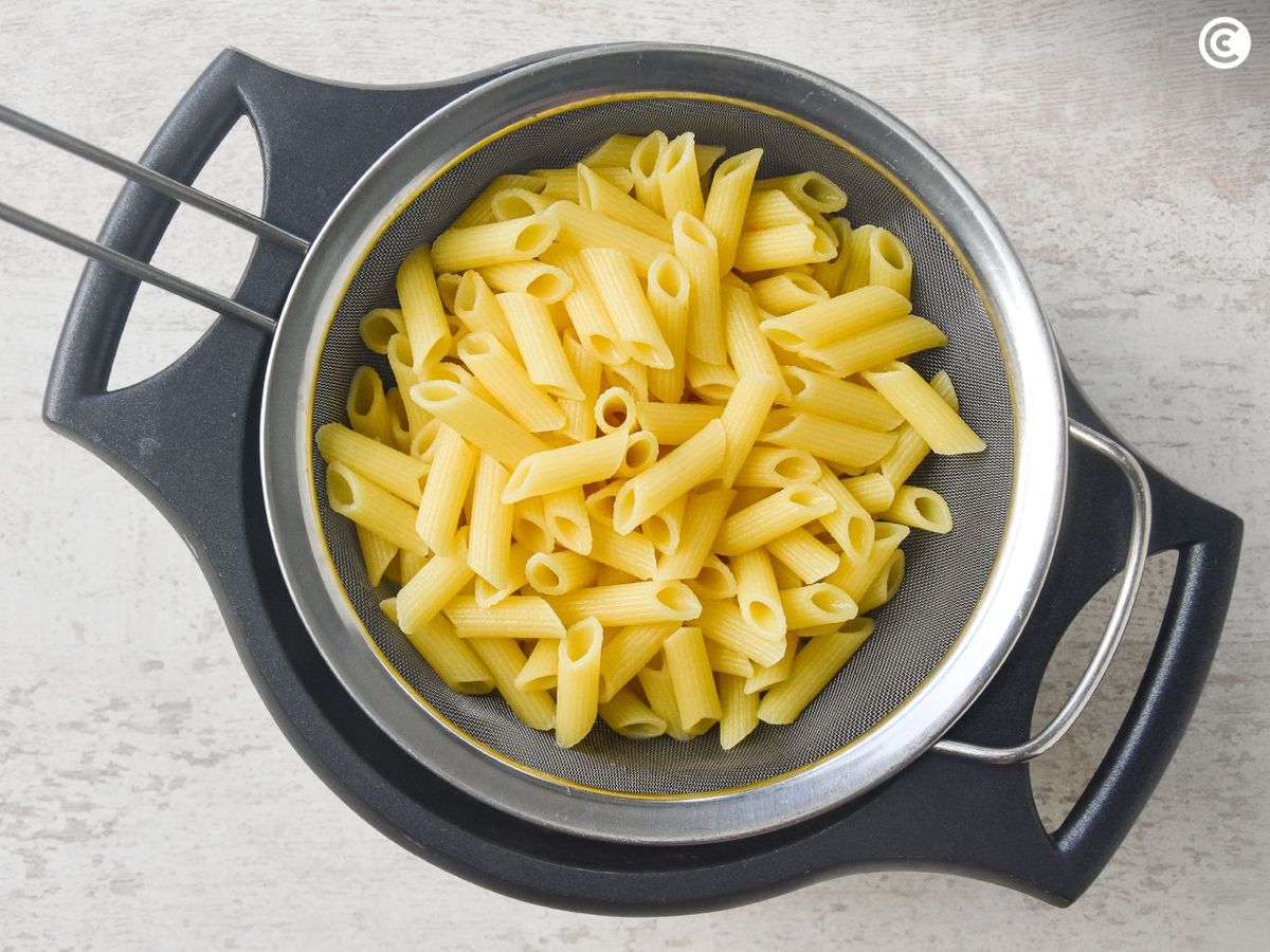 Cocinar los macarrones para hacer pasta con salsa de calabaza