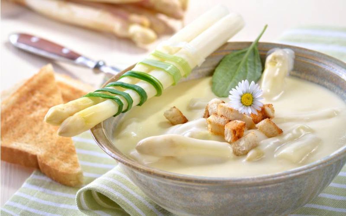 Añade nata ligera a un puré de patatas, una crema de verduras o una salsa para pasta