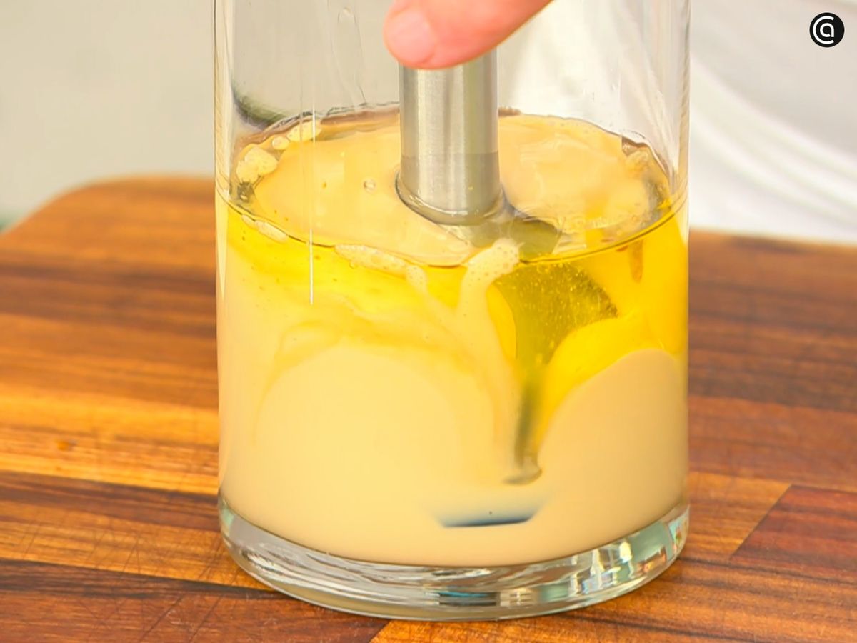 Bate hasta que la mezcla emulsione y quede cremosa