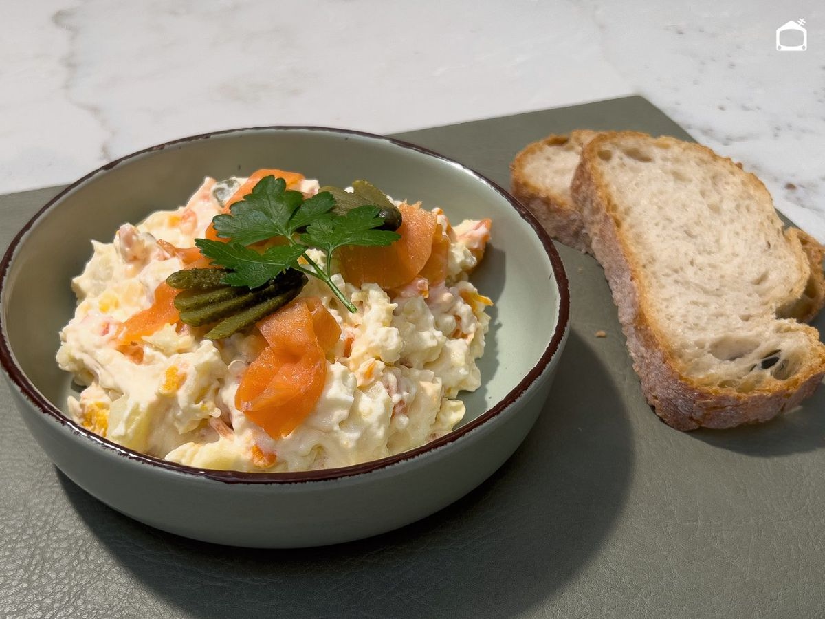 Acompaña la ensaladilla de salmón con rebanadas de pan