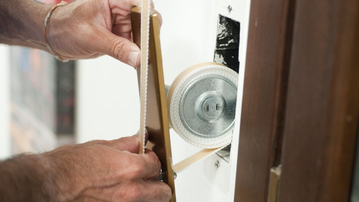 Colocar el embellecedor de la persiana