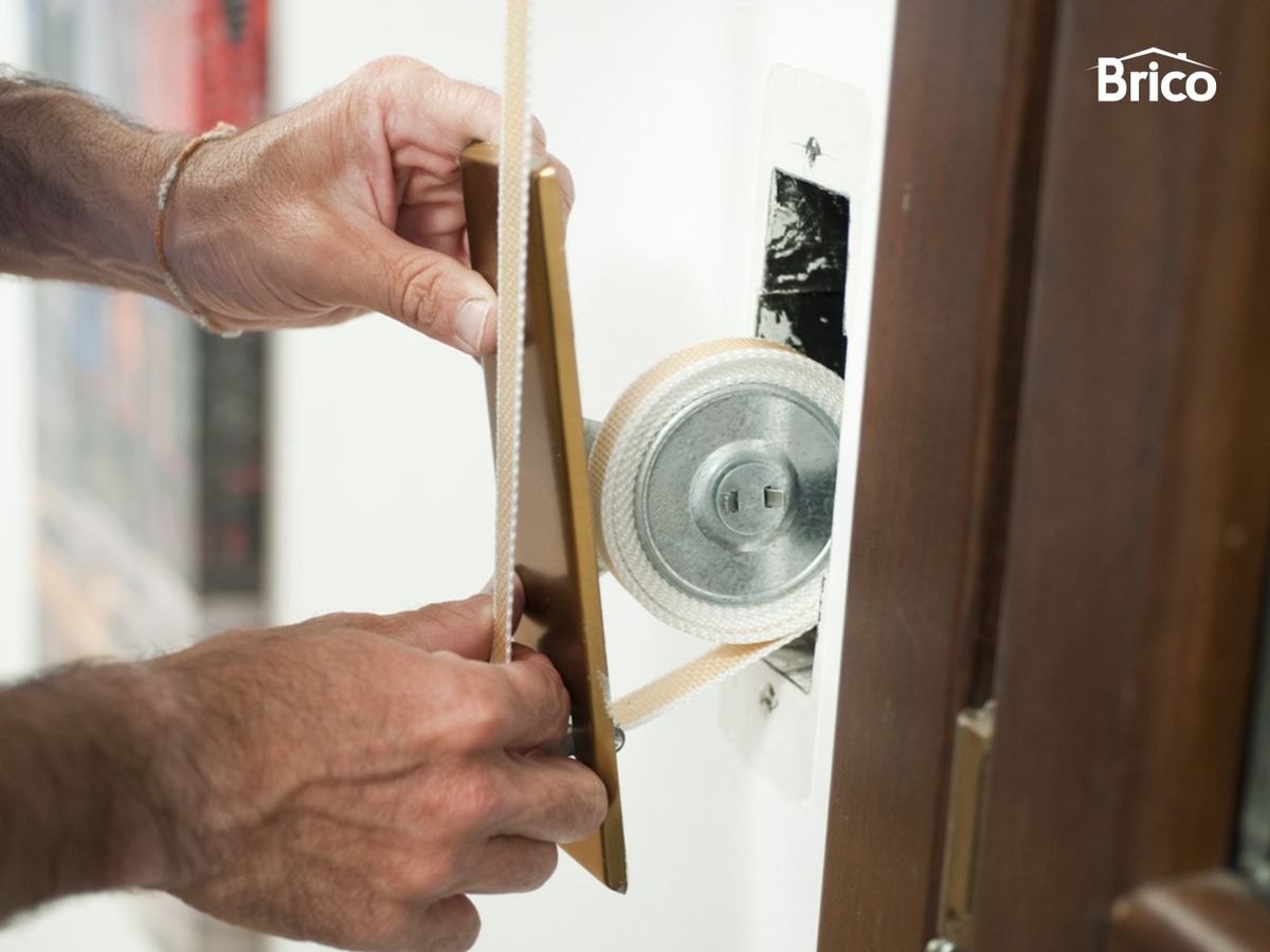 Colocar el embellecedor de la persiana